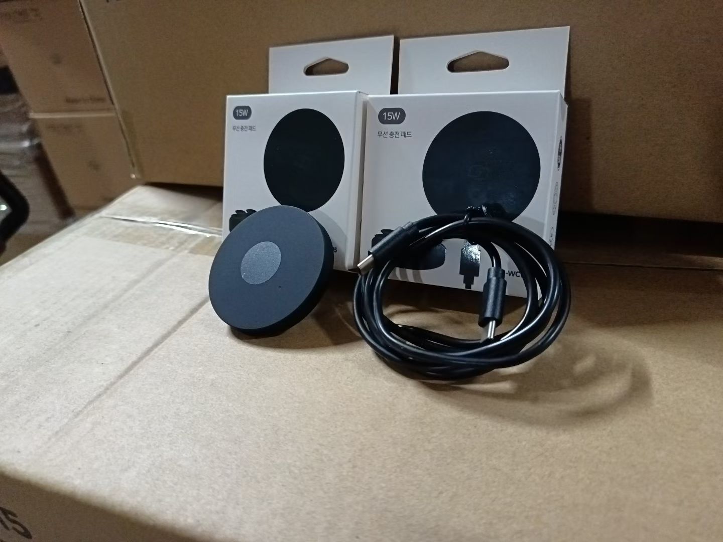 Magnetic wireless charger set with 1.2m USB-C to USB-C cable –吸附式快充 pad for iPhone and Samsung