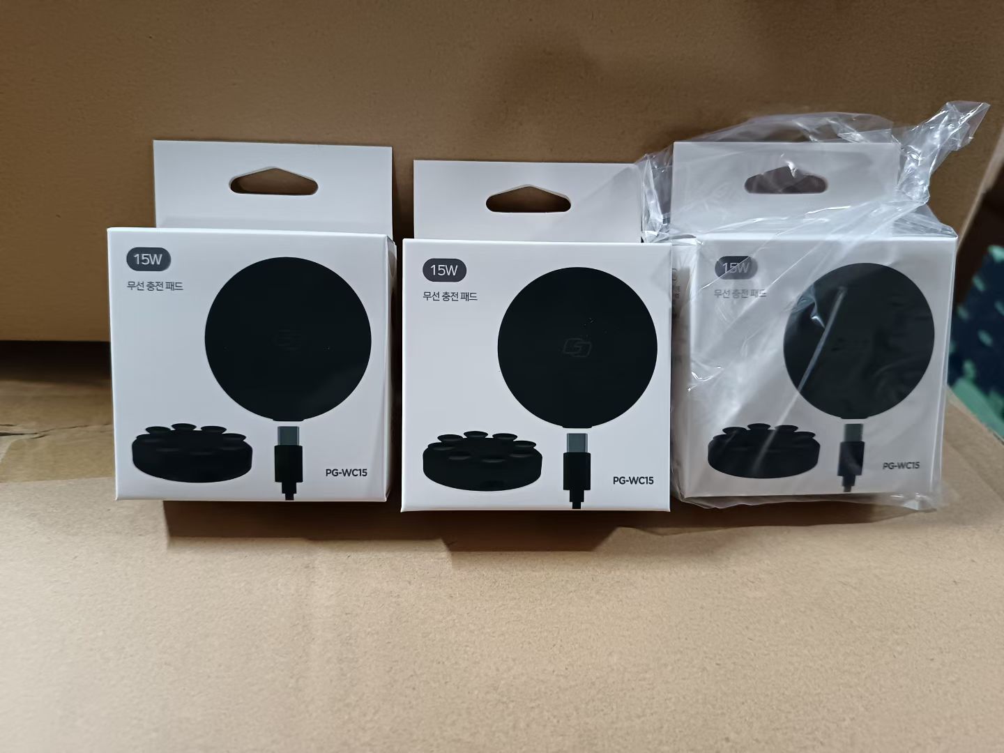Magnetic wireless charger set with 1.2m USB-C to USB-C cable –吸附式快充 pad for iPhone and Samsung
